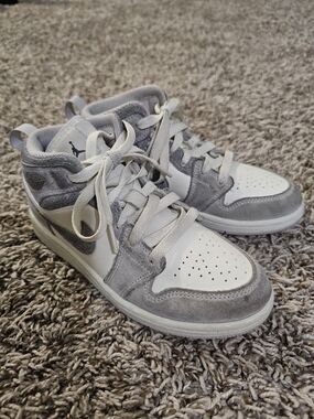 Air Jordan 1 Mid SE Shoes

 Mid-Top Sneakers in Gray and White